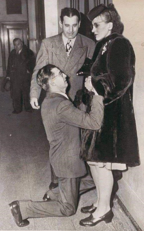 Man gets on knee and begs wife for forgiveness in divorce court in Chicago, 1948